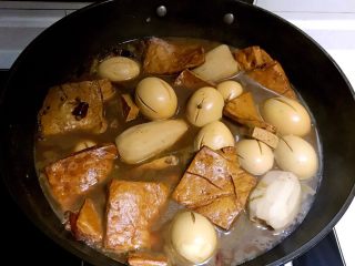 什锦卤煮,卤煮豆干，鸡蛋和鲜藕做好了，停火后要浸泡3小时左右，可以使食材更加入味和上色