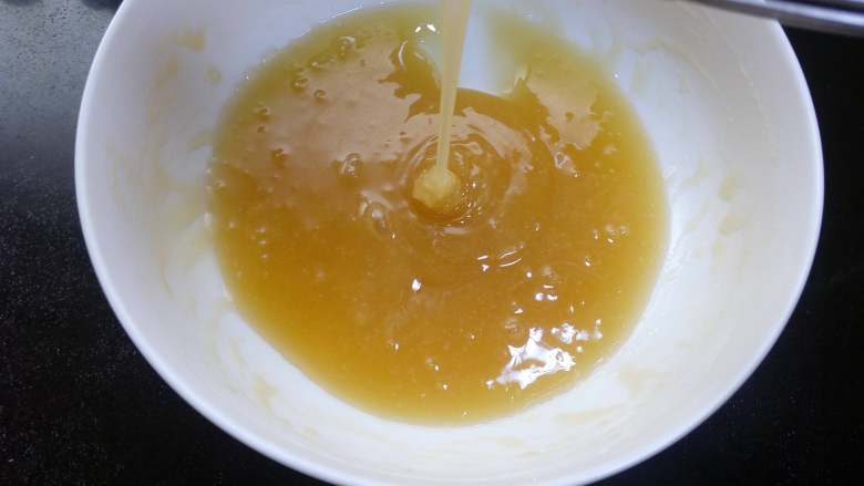 广式月饼~莲蓉蛋黄月饼,用手动打蛋器搅拌均匀，要水油充分乳化好，提起当初能成连续的流动状落下。