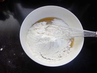 广式月饼~莲蓉蛋黄月饼, 筛入中筋粉。