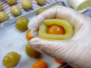 广式月饼~莲蓉蛋黄月饼,用虎口慢慢的把馅料往上推。