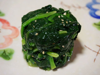 翡翠虾仁,将拌匀的菠菜用模具压制成型
