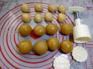 广式月饼~莲蓉蛋黄月饼,依次全部包好蛋黄，准备好月饼模具。