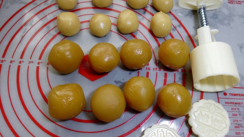 广式月饼~莲蓉蛋黄月饼,依次全部包好蛋黄，准备好月饼模具。