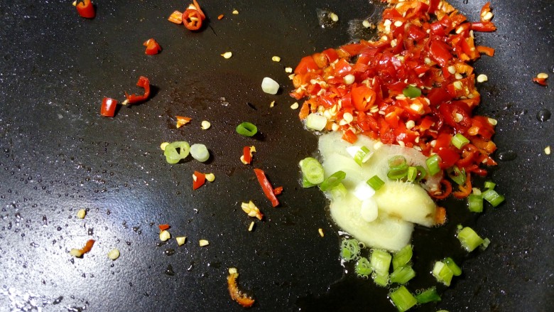 秋葵大虾香肠面,炒锅放底油少许，小火煸炒葱姜、红椒，至有香味。