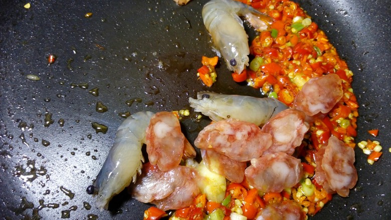 秋葵大虾香肠面,放入大虾、香肠翻炒熟。