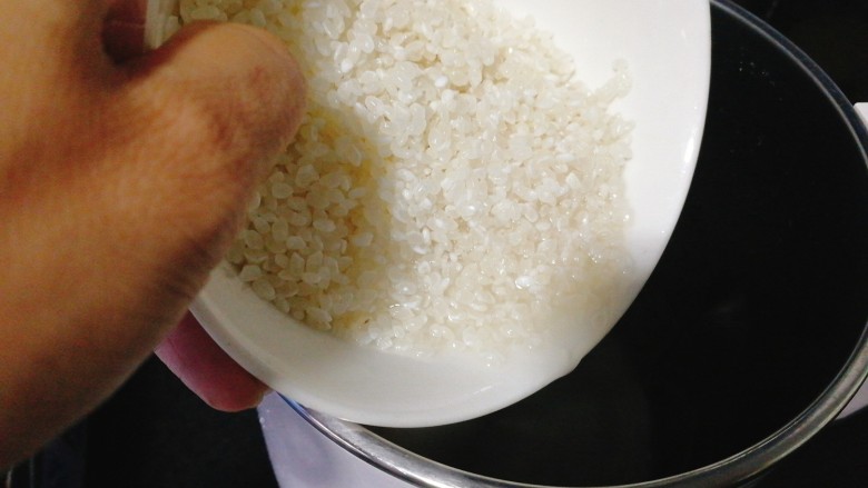 香甜南瓜米糊,陆续加入大米至豆浆机中