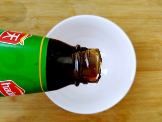 三汁杏鲍菇,准备一个小碗调理酱汁：蚝油20ml。