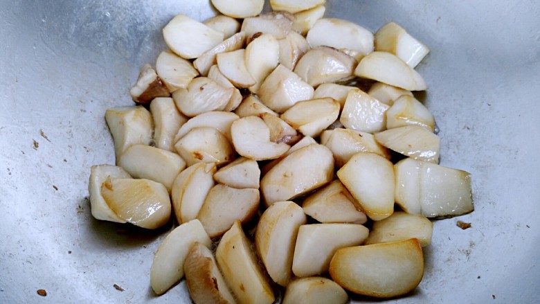 三汁杏鲍菇,待油七分热时放入杏鲍菇，把杏鲍菇煎至微微金黄色。