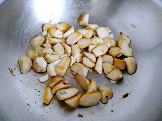 三汁杏鲍菇,然后把杏鲍菇和葱蒜翻炒均匀。