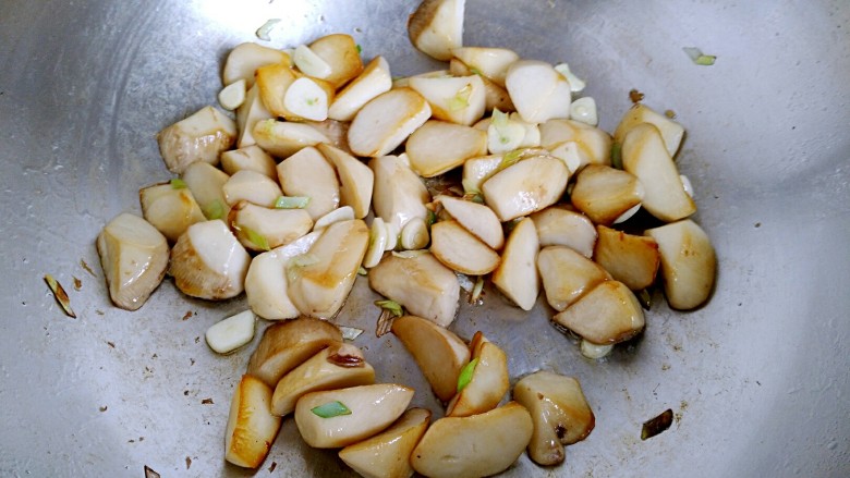 三汁杏鲍菇,然后把杏鲍菇和葱蒜翻炒均匀。