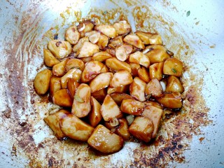 三汁杏鲍菇,快速翻炒直到汤汁粘稠，包裹到每个杏鲍菇即可关火出锅！