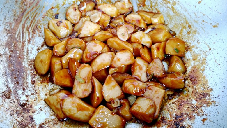三汁杏鲍菇,快速翻炒直到汤汁粘稠，包裹到每个杏鲍菇即可关火出锅！