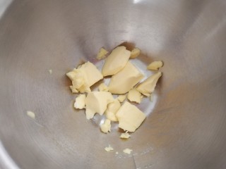 宝宝无盐黄油饼干,将黄油放入盆内。