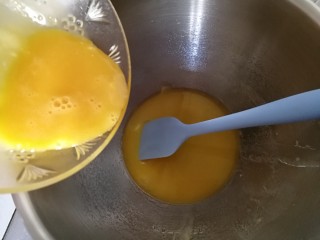 宝宝无盐黄油饼干,将蛋黄添加到融化的黄油內。