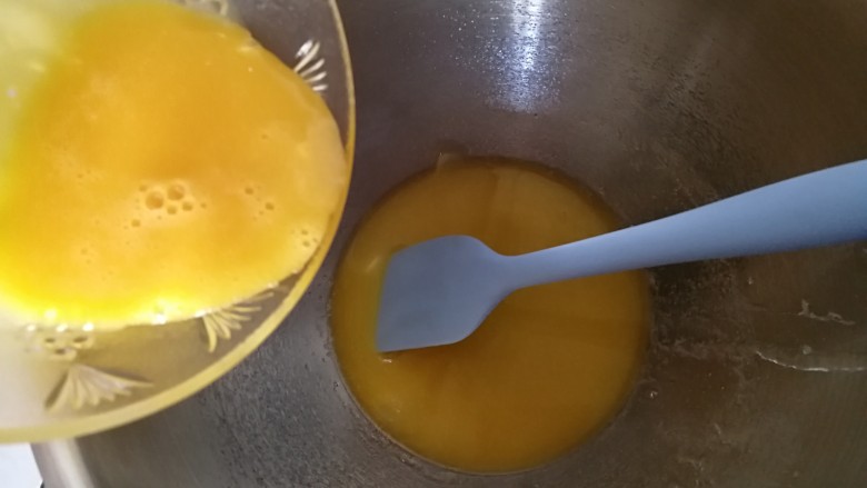 宝宝无盐黄油饼干,将蛋黄添加到融化的黄油內。