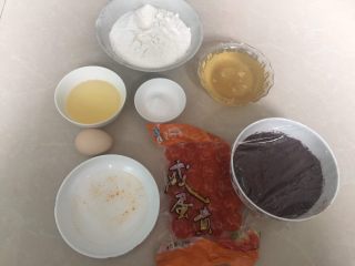 广式蛋黄红豆沙月饼,准备好材料