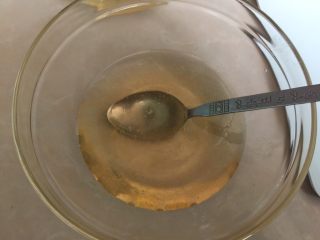 广式蛋黄红豆沙月饼,转化糖浆加入枧水搅拌均匀至完全吸合（转化糖浆做法见我的菜谱）