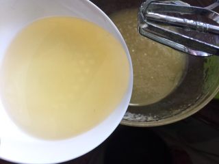 广式蛋黄红豆沙月饼,植物油分次加入转化糖浆中，用打蛋器搅拌均匀，每次吸收后再次加入油