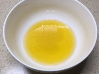 广式豆沙月饼,制作饼皮：准备一个大碗，放入转化糖浆，枧水，玉米油。