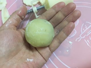 广式蛋黄红豆沙月饼,搓圆，包成球状，手可以了抹些手粉包，包好的月饼皮抹少许面粉