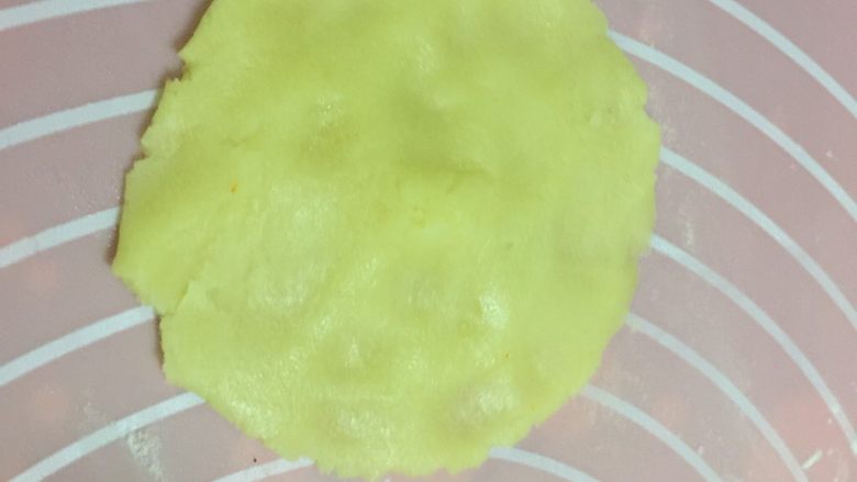 广式蛋黄红豆沙月饼,然后压扁，捏成中间厚边缘薄的面皮