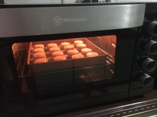 广式蛋黄红豆沙月饼,然后放入预热好的烤箱中层以180摄氏度上下火烤5分钟