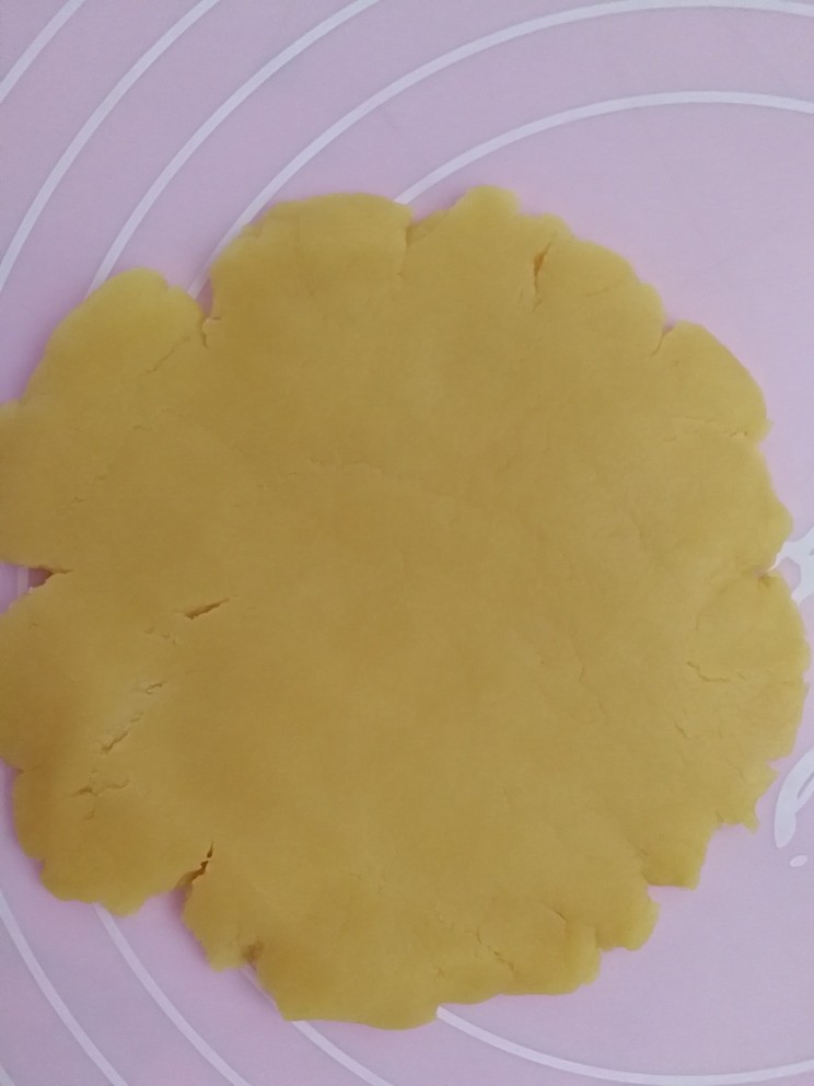 宝宝无盐黄油饼干,分一块面团儿用手压成2亳米厚的面饼。