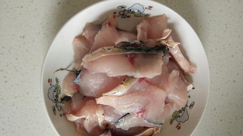 水煮鱼片,斜刀剔除去鱼腹大刺，将鱼肉切成片状。