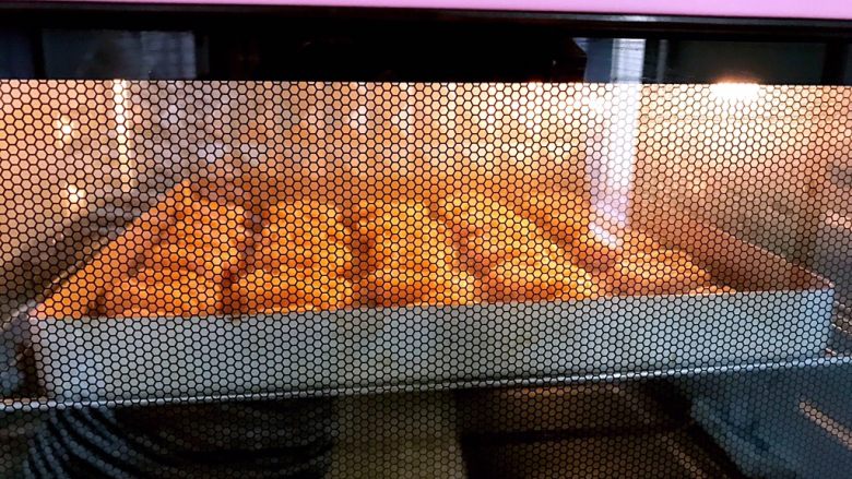 超浓香花生酱饼干,放入预热好的烤箱里，180度上下火中层烤18到20分钟左右