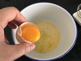 华夫饼～无泡打粉,加入鸡蛋（全蛋）搅拌均匀