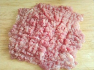 红萝卜马蹄玉米粒蒸肉饼,把猪肉片剁成蓉备用。