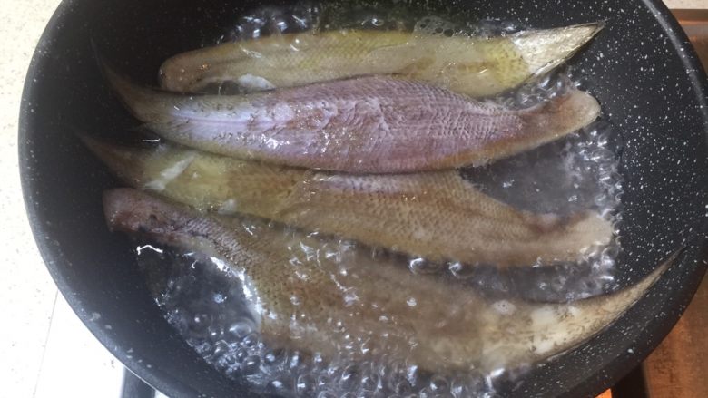 水煮龙舌鱼,大火煮开后放入龙舌鱼。