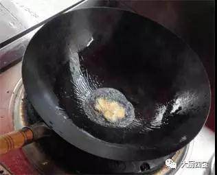 特色红烧排骨的家用做法~,将锅里倒入油烧热，放入姜片，葱花，郫县豆瓣爆香