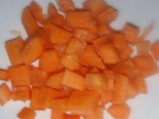 红萝卜马蹄玉米粒蒸肉饼,红萝卜削皮洗干净切成小粒。