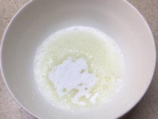 蛋白糖,将a材料的蛋白加入分两次加入糖粉。