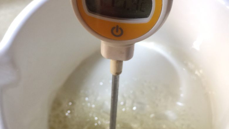 蛋白糖,糖水煮至117-120度离火，空气湿度高煮的糖水温度要到120度。