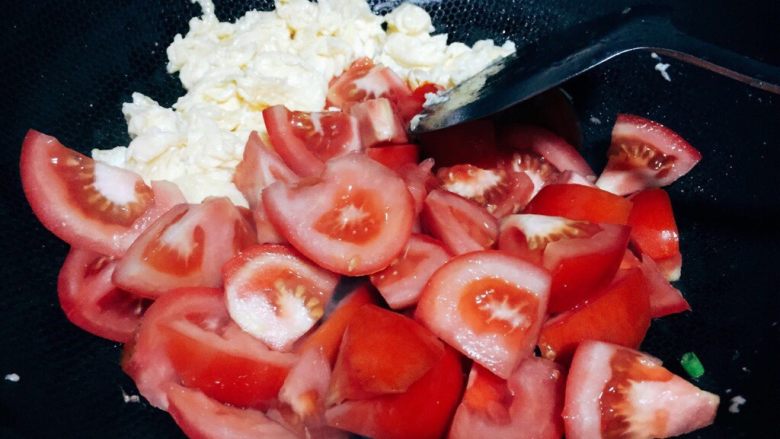 番茄炒土鸡蛋,放入番茄翻炒均匀。
