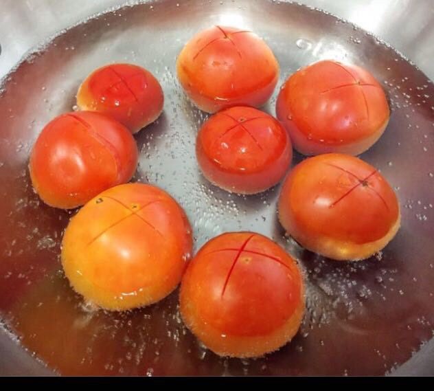 番茄炒土鸡蛋, 另外给个小贴示，番茄洗净后可以用开水泡一会儿，去皮后再炒会更好吃。