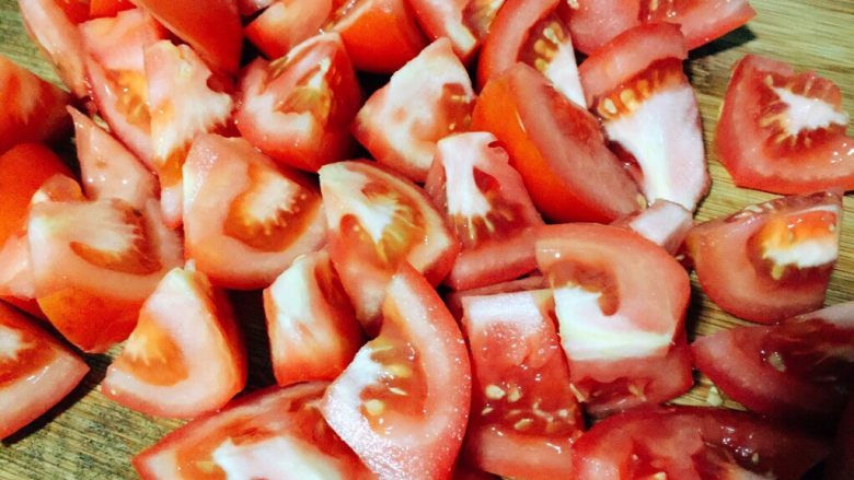 番茄炒土鸡蛋,将洗净的番茄去蒂，切成块状。