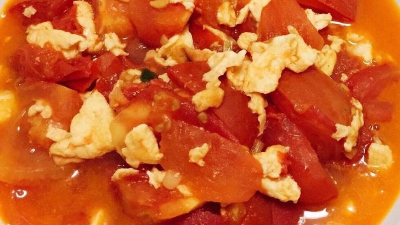 番茄炒土鸡蛋,然后加入适量的水煮至汤汁浓稠。