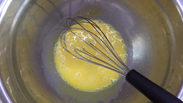 网红肉松小贝,用蛋抽将蛋黄液搅拌均匀，没有特别的手法，只要搅均匀即可