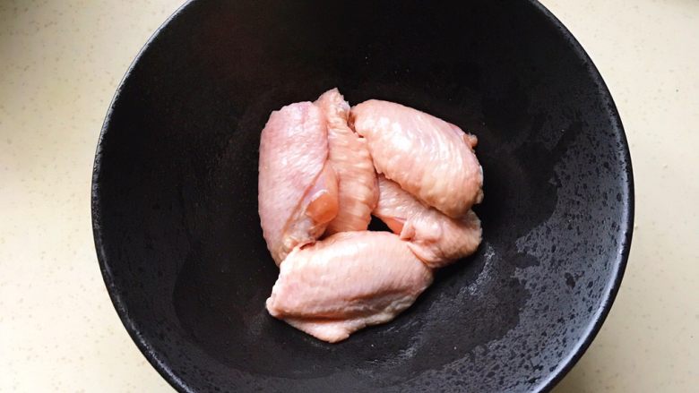 盐焗鸡翅,用手抓匀，腌制半小时