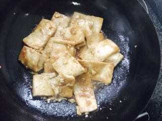 香煎豆腐,将调好的酱汁倒进去。收汁