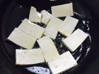 香煎豆腐,油烧热后，把豆腐一块一块放进去。