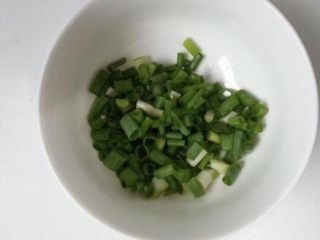 香煎豆腐,葱切成小段。