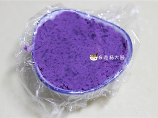 酸奶紫薯泥,将紫薯泥填放进模具中，用小勺压实