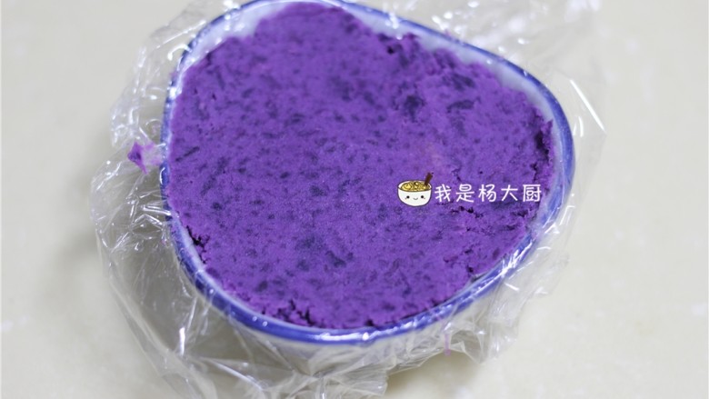 酸奶紫薯泥,将紫薯泥填放进模具中，用小勺压实