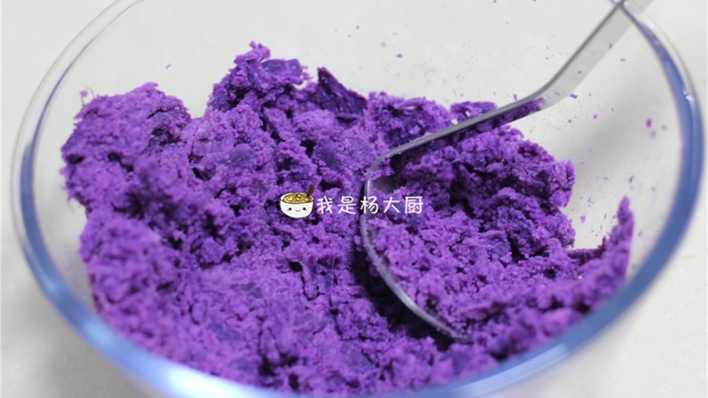 酸奶紫薯泥,压成紫薯泥，压细一点好吃