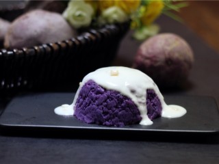 酸奶紫薯泥,淋上一些酸奶，即可