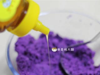 酸奶紫薯泥,倒入1/2汤勺蜂蜜